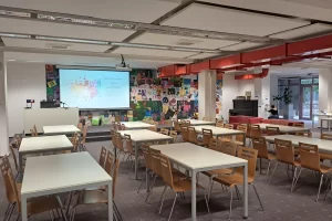 nachystaný sál, žákovská konference Škola a udržitelnost 2024